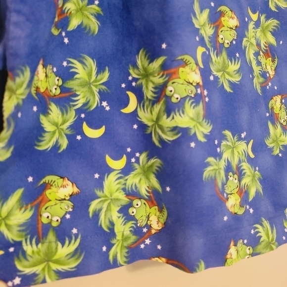 Peaches Uniforms | Women's Frog in Palm Tree Printed Scrubs Jacket (Size Small) - Picture 12 of 13